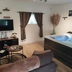 Дом отдыха La Vie Est Belle *